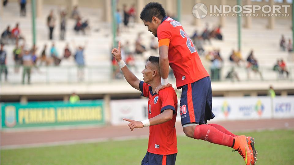 Bambang Pamungkas langsung loncat ke pundak Musafri setelah ia berhasil mencetak gol ke gawang Persita pada pertandingan penentuan delapan besar di stadion Singaperbangsa, Karawang, Jumat (05/09/14).
